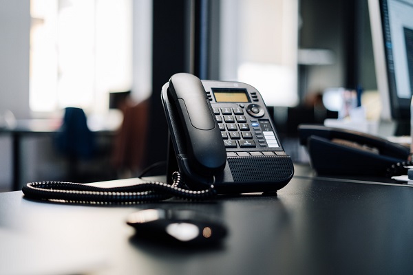 Телефон на офисном столе
